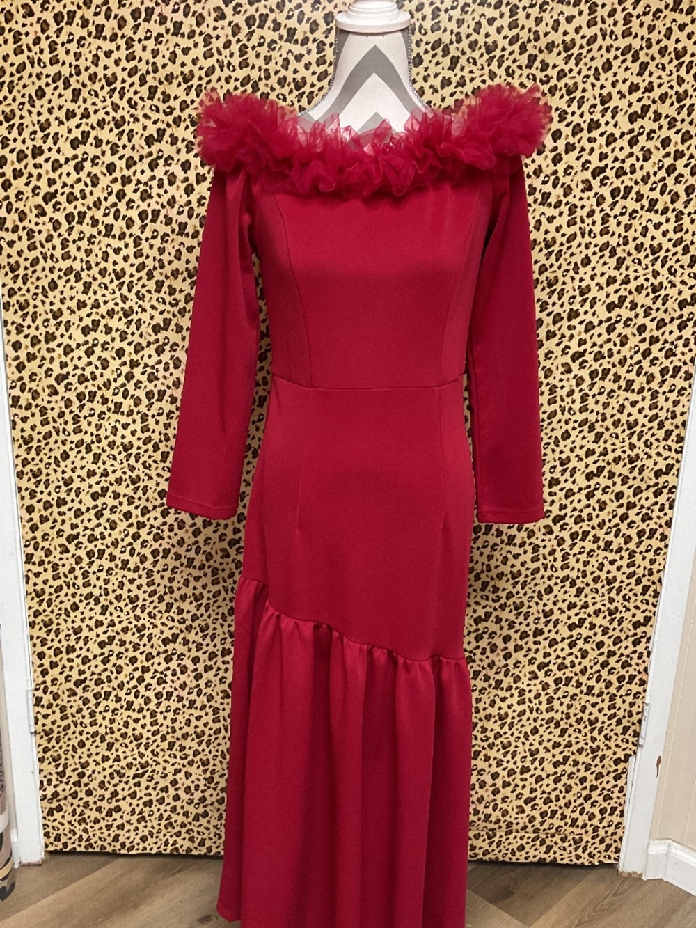Tulle shoulder ruffle crimson elegant dress